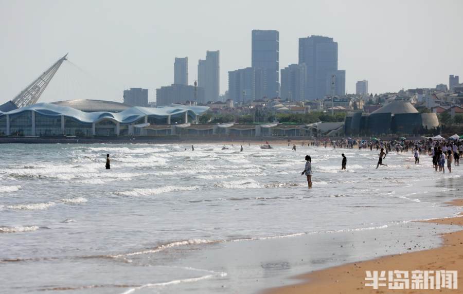 踏浪戏水6月1日青岛第一海水浴场正式对外开放纳客