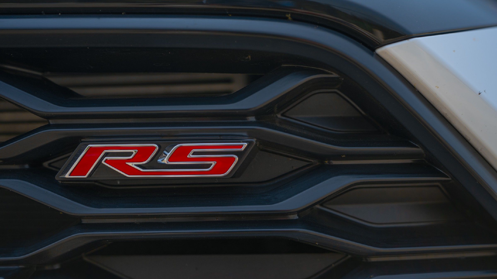 化细节,全新的黑色蜂窝状中网,同时镶在中网上的红色rs标志也格外显眼