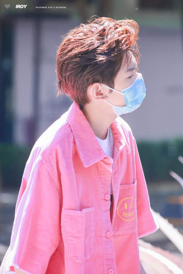 王源新造型曝光粉色头发搭配粉色上衣网友好像眼睛没睡醒