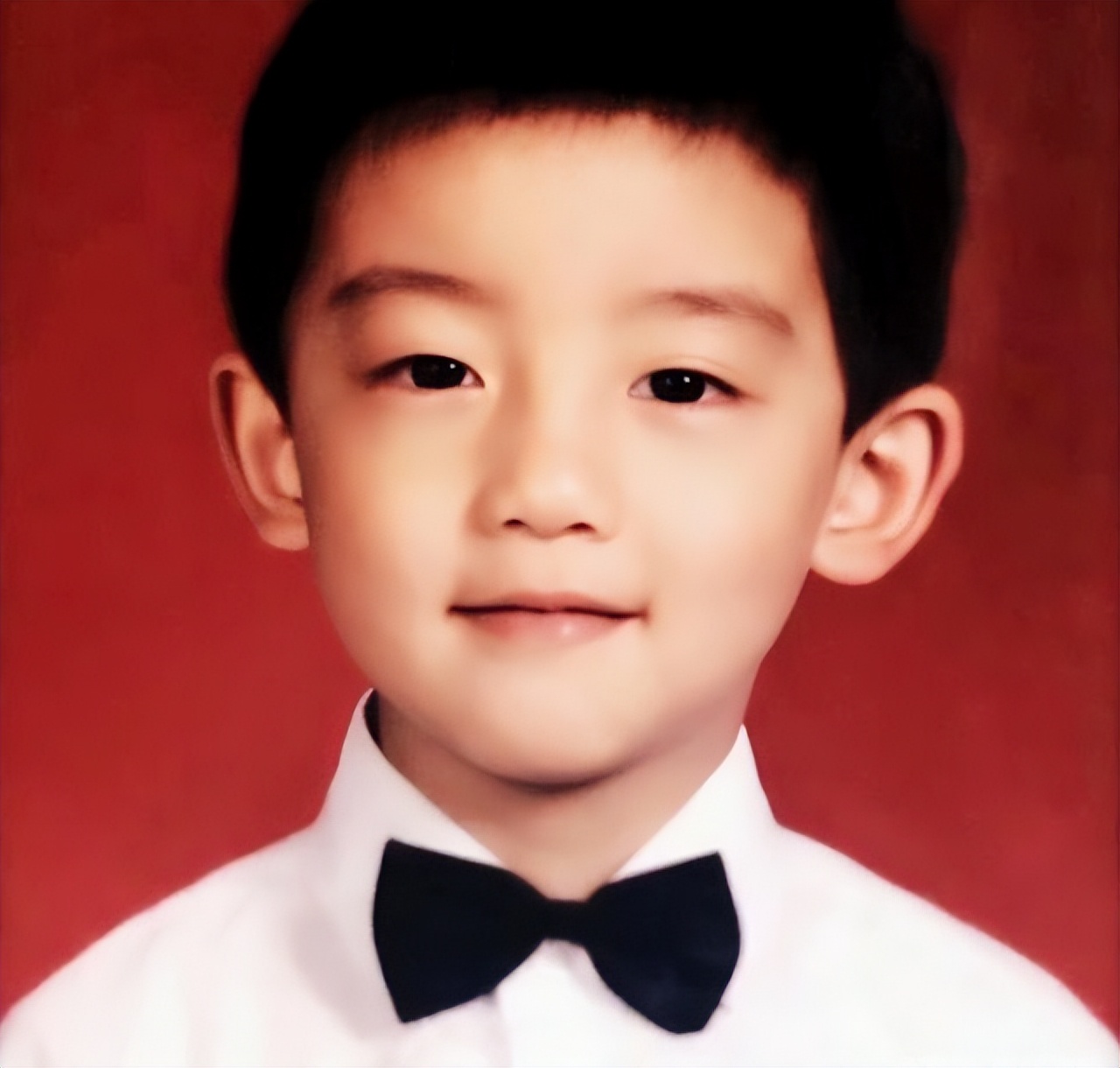 从郑恺的穿着和状态来看,他从小生活环境就很优渥,穿着得体白白净净