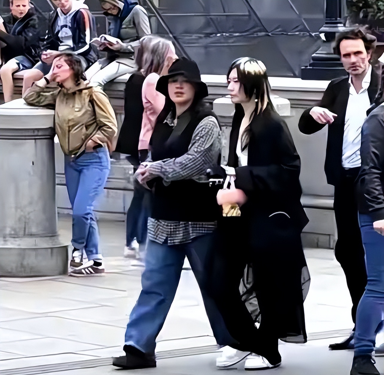 马思纯和男友在伦敦逛街，穿搭随意显得臃肿无比，少女感荡然无存休闲区蓝鸢梦想 - Www.slyday.coM