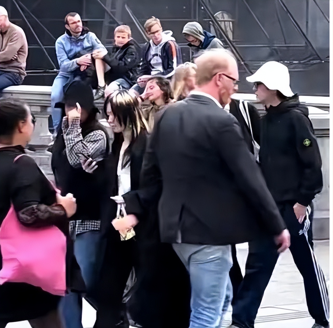 马思纯和男友在伦敦逛街，穿搭随意显得臃肿无比，少女感荡然无存休闲区蓝鸢梦想 - Www.slyday.coM