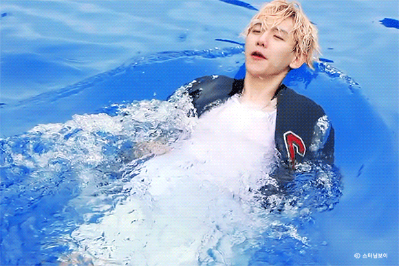 边伯贤那些少年感满满的瞬间总是会在不同年纪爱上啵啵虎