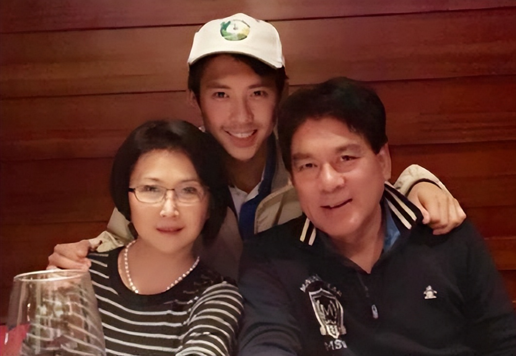 以至于他的儿子朱青阳在自己的婚礼上动情地说:"我一路见证了爸爸妈妈