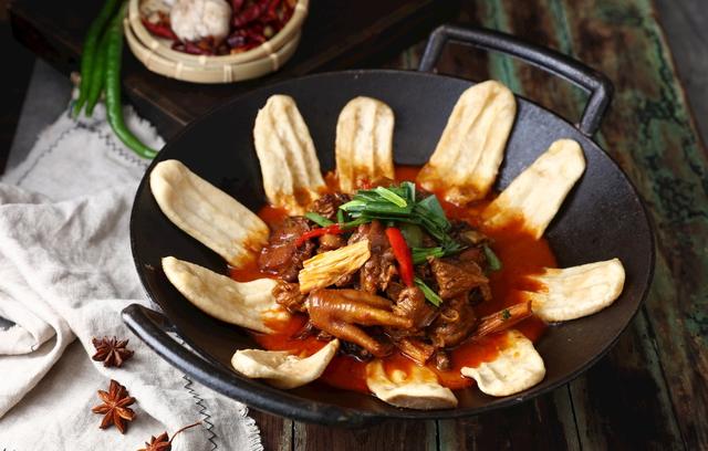 恰亦碗始终在食材上讲究自然之美,地锅菜的小而美也