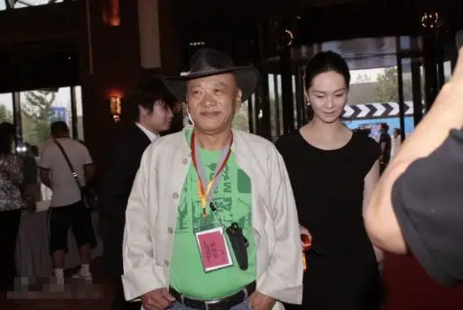 77岁凌峰首驻平台与娇妻贺顺顺婚姻成谜长女已出嫁幼女貌美