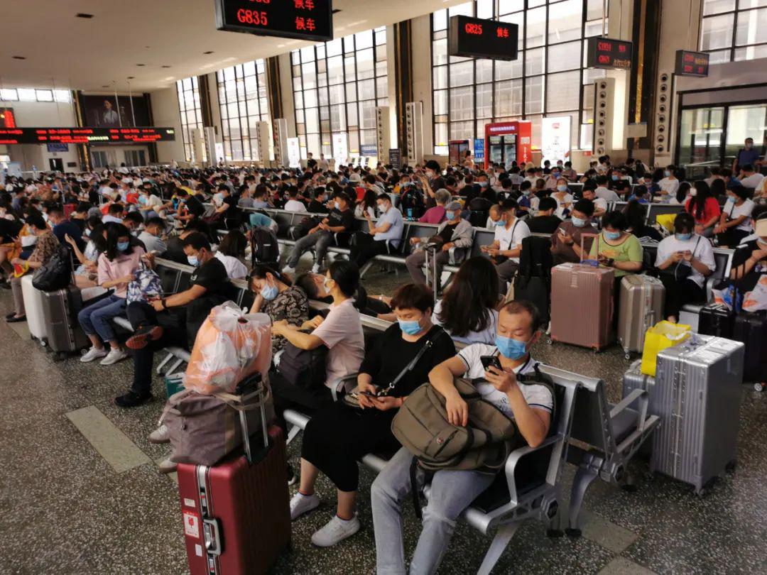 没有工作，没有收入，高隔离成本，上海的打工人是坚持还是返乡？休闲区蓝鸢梦想 - Www.slyday.coM