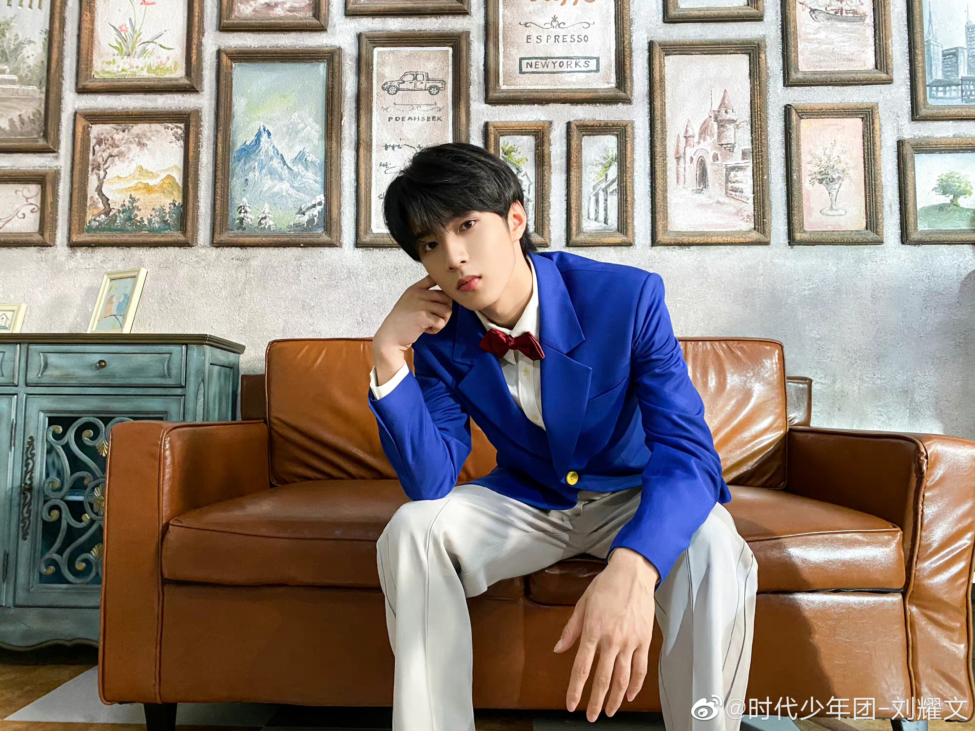 [哇][哇]@时代少年团-刘耀文蓝色西装,白衬衫,满屏的大长腿太绝了!