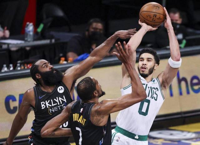 不敢出手?塔图姆被质疑,如果是科比肯定会与巴特勒斗狠休闲区蓝鸢梦想 - Www.slyday.coM 不敢出手?塔图姆被质疑,如果是科比肯定会与巴特勒斗狠休闲区蓝鸢梦想 - Www.slyday.coM