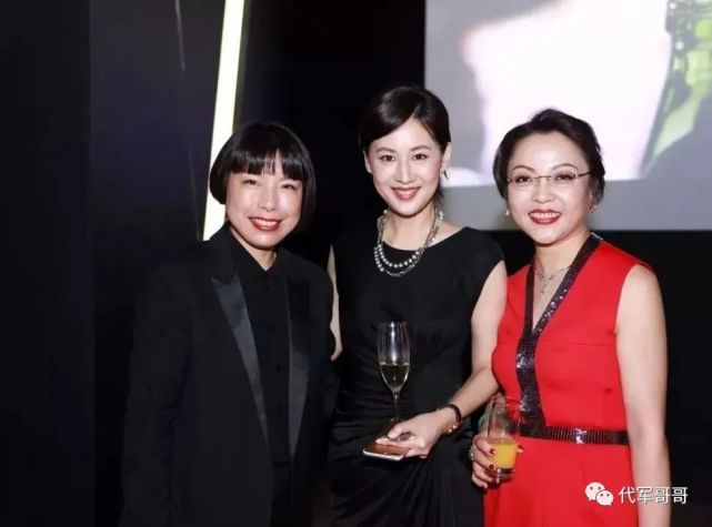 她是东方卫视美女主持嫁给百亿富商生3娃如今50岁怎样了