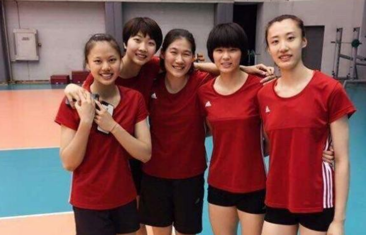 中国女排土耳其训练照曝光！国少F4再度携手作战，袁心玥回忆杀休闲区蓝鸢梦想 - Www.slyday.coM