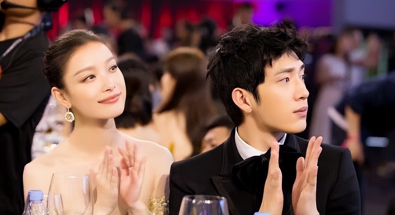 新恋情井柏然踩自行车载刘雯骑行夜游大表姐素颜甜坐单车后座