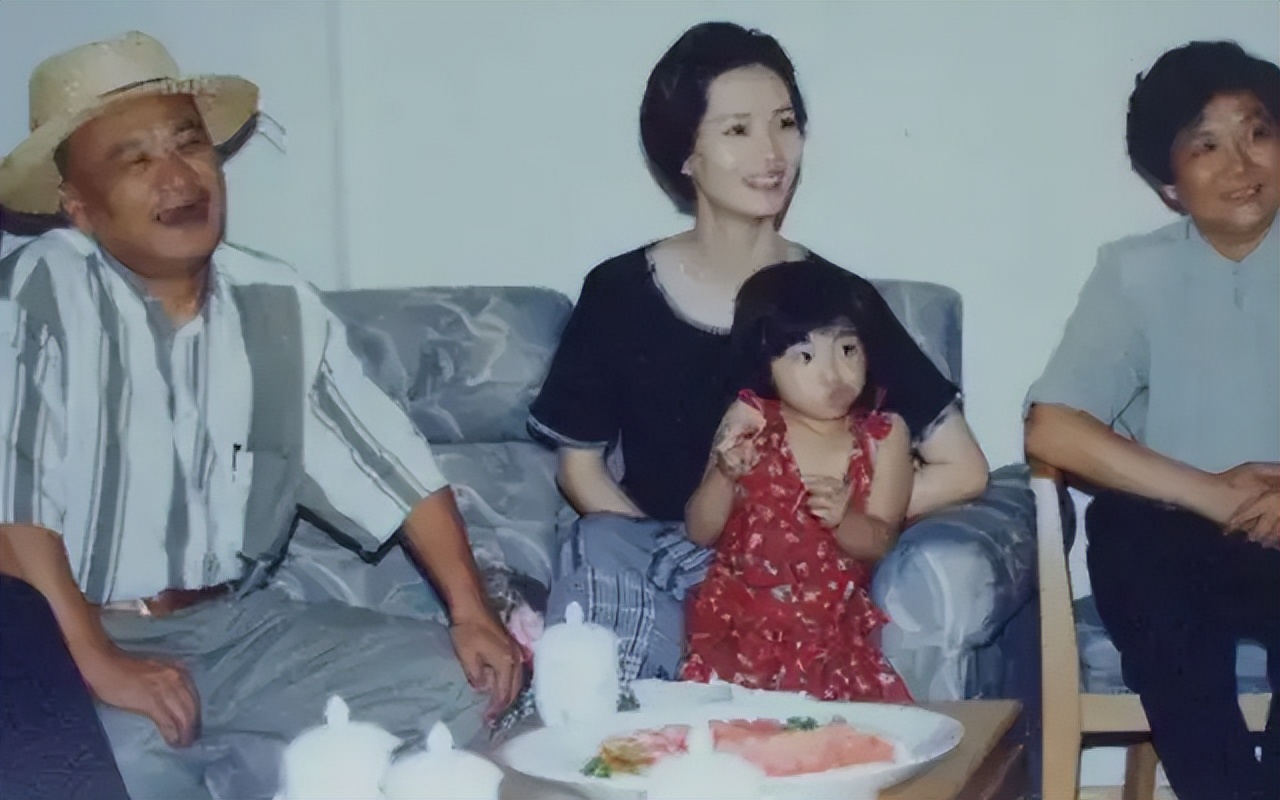 77岁凌峰首驻平台与娇妻贺顺顺婚姻成谜长女已出嫁幼女貌美