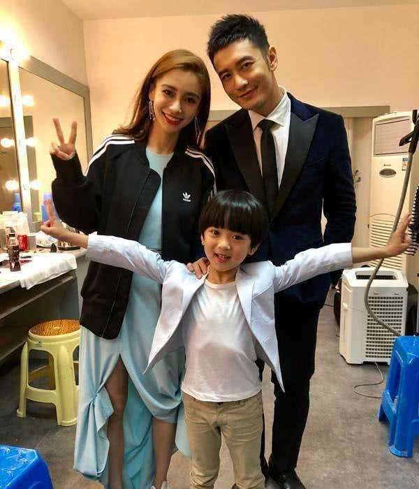 angelababy带5岁儿子穷游盯着手机忙工作不忘陪伴儿子真有爱