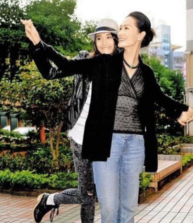 77岁凌峰首驻平台与娇妻贺顺顺婚姻成谜长女已出嫁幼女貌美