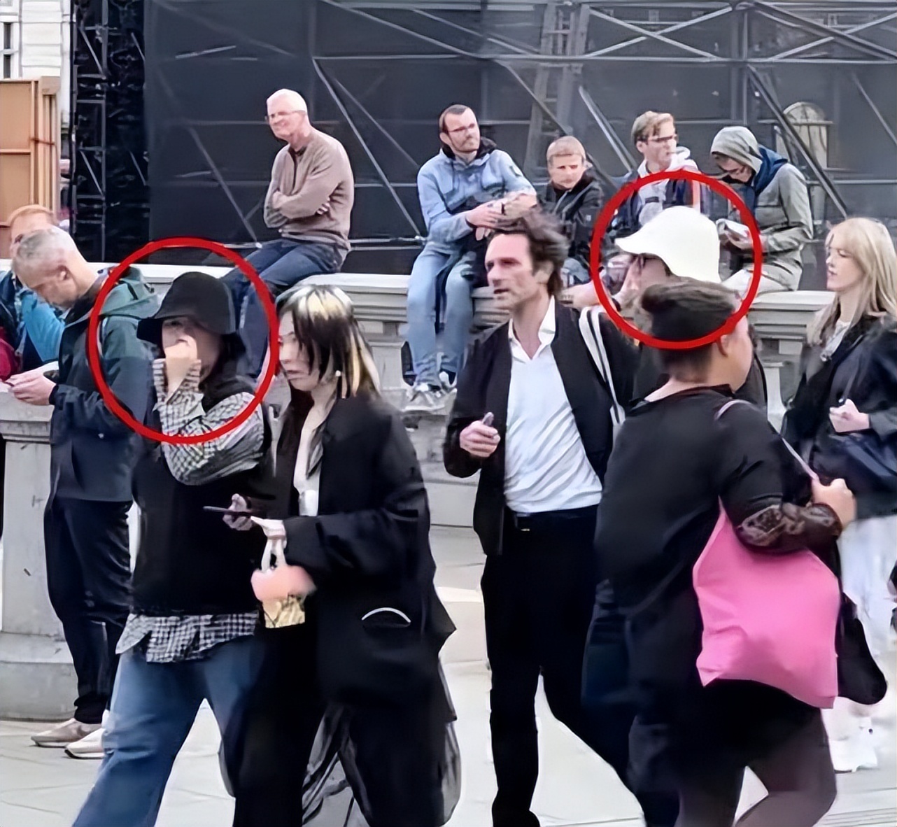 马思纯和男友在伦敦逛街，穿搭随意显得臃肿无比，少女感荡然无存休闲区蓝鸢梦想 - Www.slyday.coM