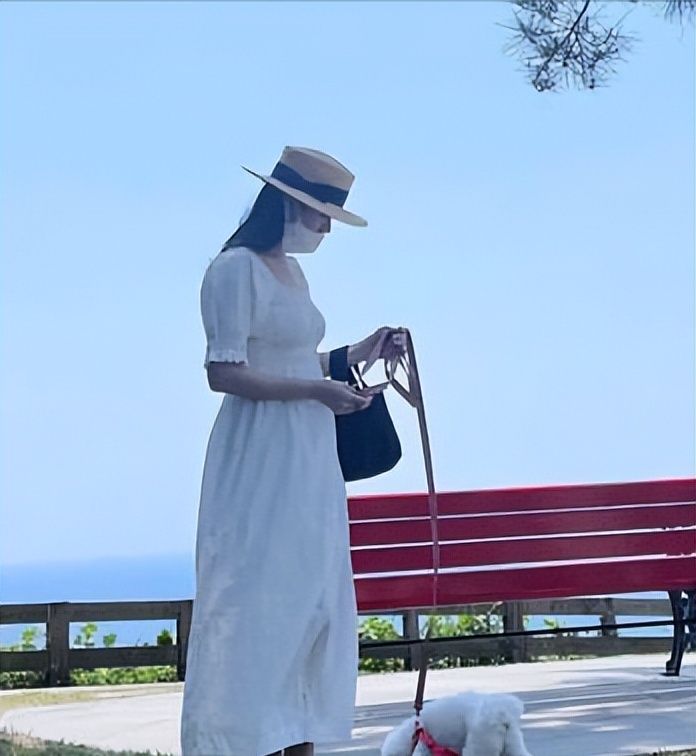 怀孕了女神孙艺珍和宠物狗遛弯玩耍手轻轻抚摸肚子太像准妈妈