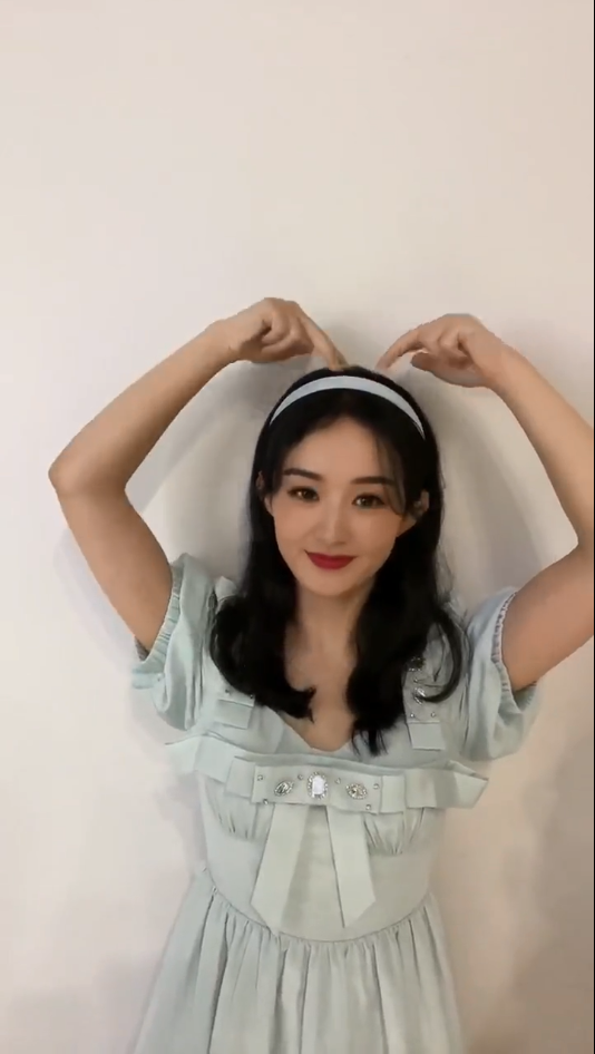 赵丽颖晒照清纯甜美对镜比心超可爱和冯绍峰离婚后更有女人味