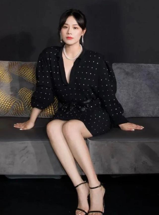 马思纯和男友在伦敦逛街，穿搭随意显得臃肿无比，少女感荡然无存休闲区蓝鸢梦想 - Www.slyday.coM