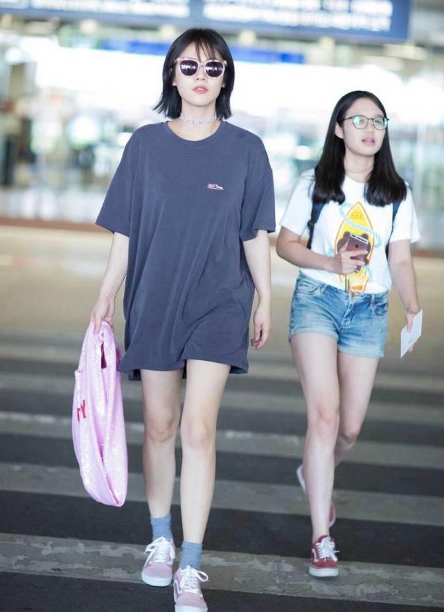 马思纯和男友在伦敦逛街，穿搭随意显得臃肿无比，少女感荡然无存休闲区蓝鸢梦想 - Www.slyday.coM