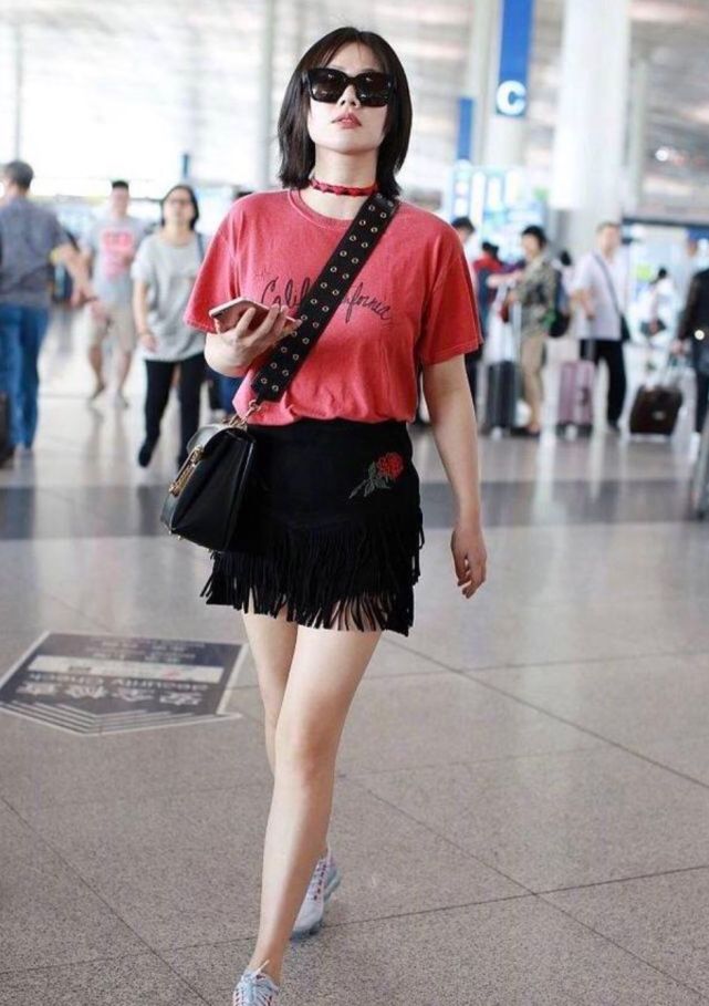 马思纯和男友在伦敦逛街，穿搭随意显得臃肿无比，少女感荡然无存休闲区蓝鸢梦想 - Www.slyday.coM