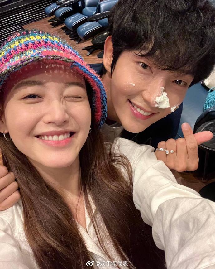 金裁经在社交平台晒出与李准基的合照