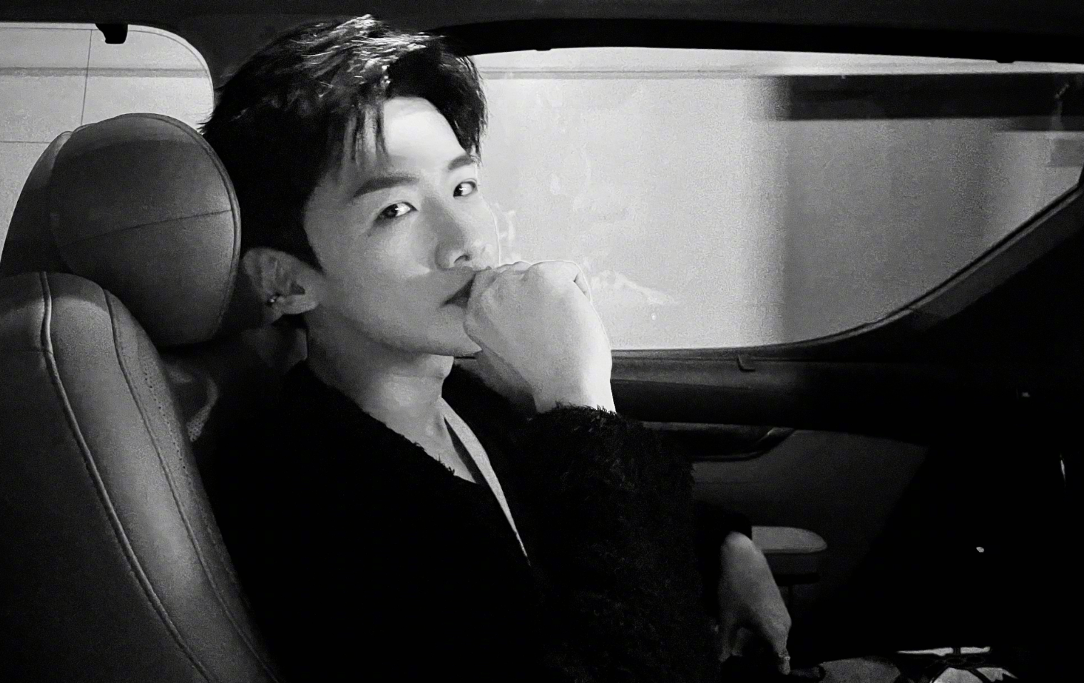 比起与当红女星恋爱的绯闻白敬亭新红发更让人心动又野又霸气