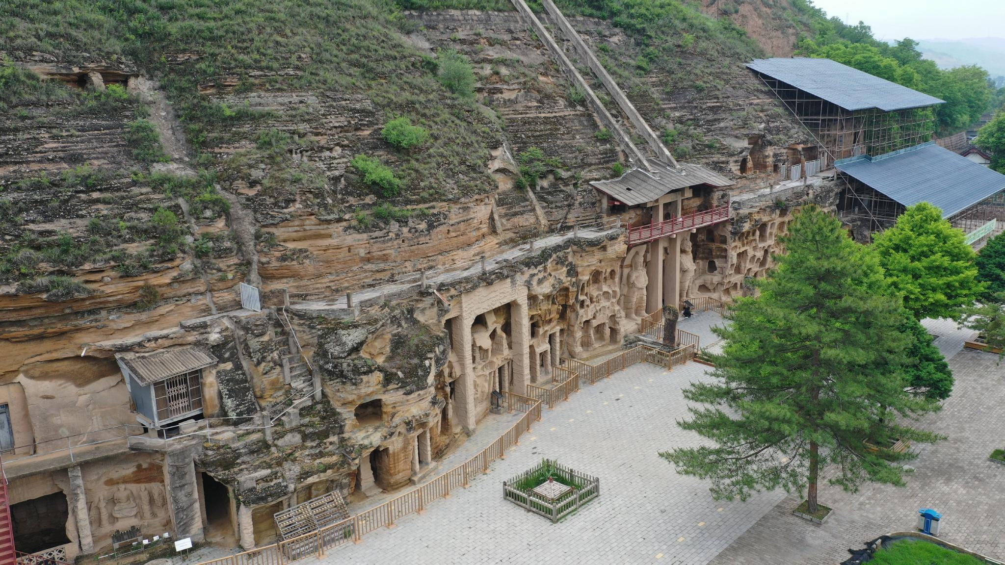 千年北石窟寺撑伞迎雨季