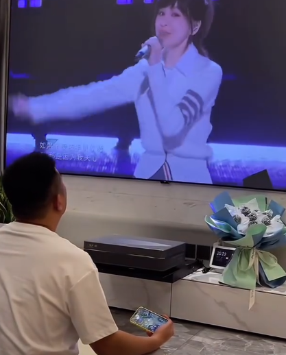 笑不活了！“王心凌男孩”火了！全网中年男人集体跳《爱你》！为支持偶像翻红竟狂买股票...休闲区蓝鸢梦想 - Www.slyday.coM