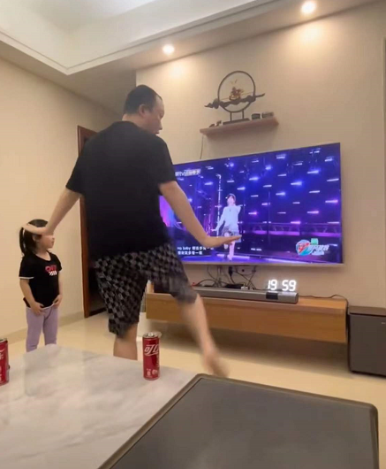 笑不活了！“王心凌男孩”火了！全网中年男人集体跳《爱你》！为支持偶像翻红竟狂买股票...休闲区蓝鸢梦想 - Www.slyday.coM