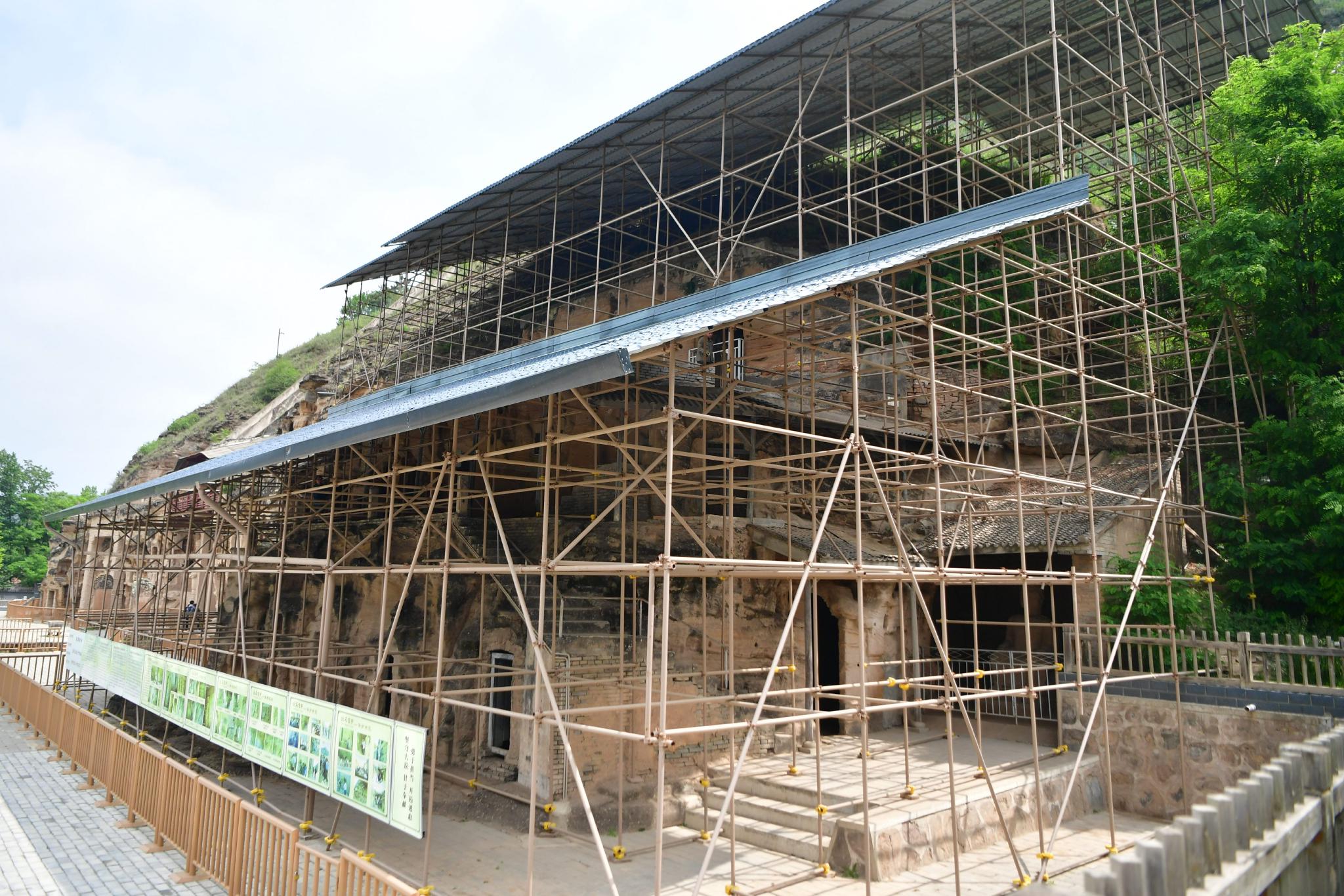 北石窟寺文物保护研究所副所长李亮介绍,位于石窟南端的防水棚于2021