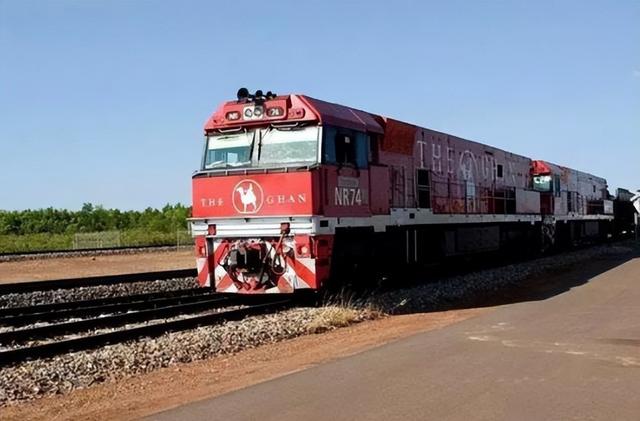 8个车头一起拉着跑7353米全球最长的火车自重可达10万吨