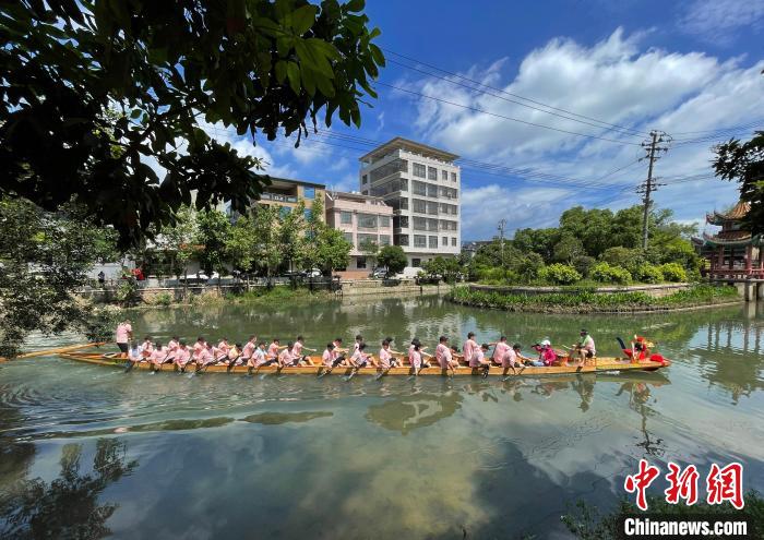 图为5月29日,长乐江田镇新龙舟入水后在水中划行. 张斌 摄