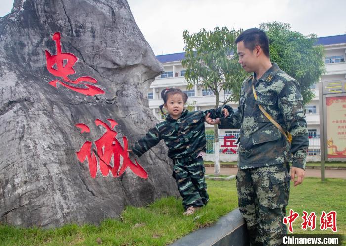 武警崇左支队:别样的六一"礼包"送军娃