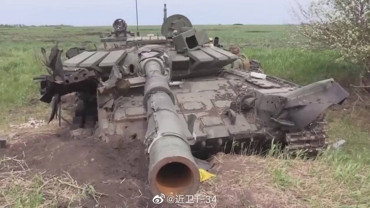 俄军缴获此前被乌军缴获的俄军T-72B3坦克。