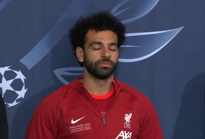 大战一触即发萨拉赫闭目冥想本泽马表情严肃