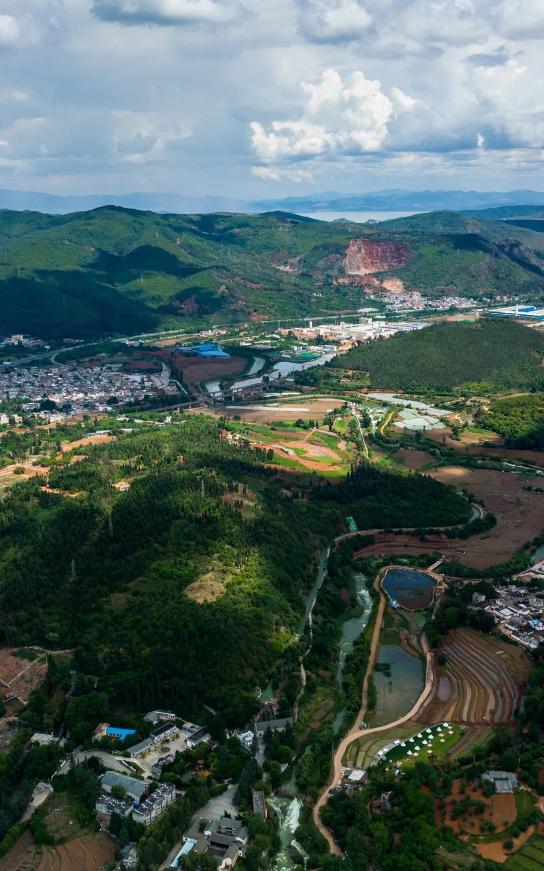 空中俯瞰石龙坝水电站,远处是滇池