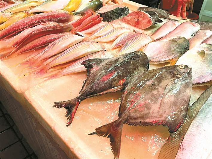 近日,鲘门综合市场在售的海鲜冻鱼.刘淑芳 摄