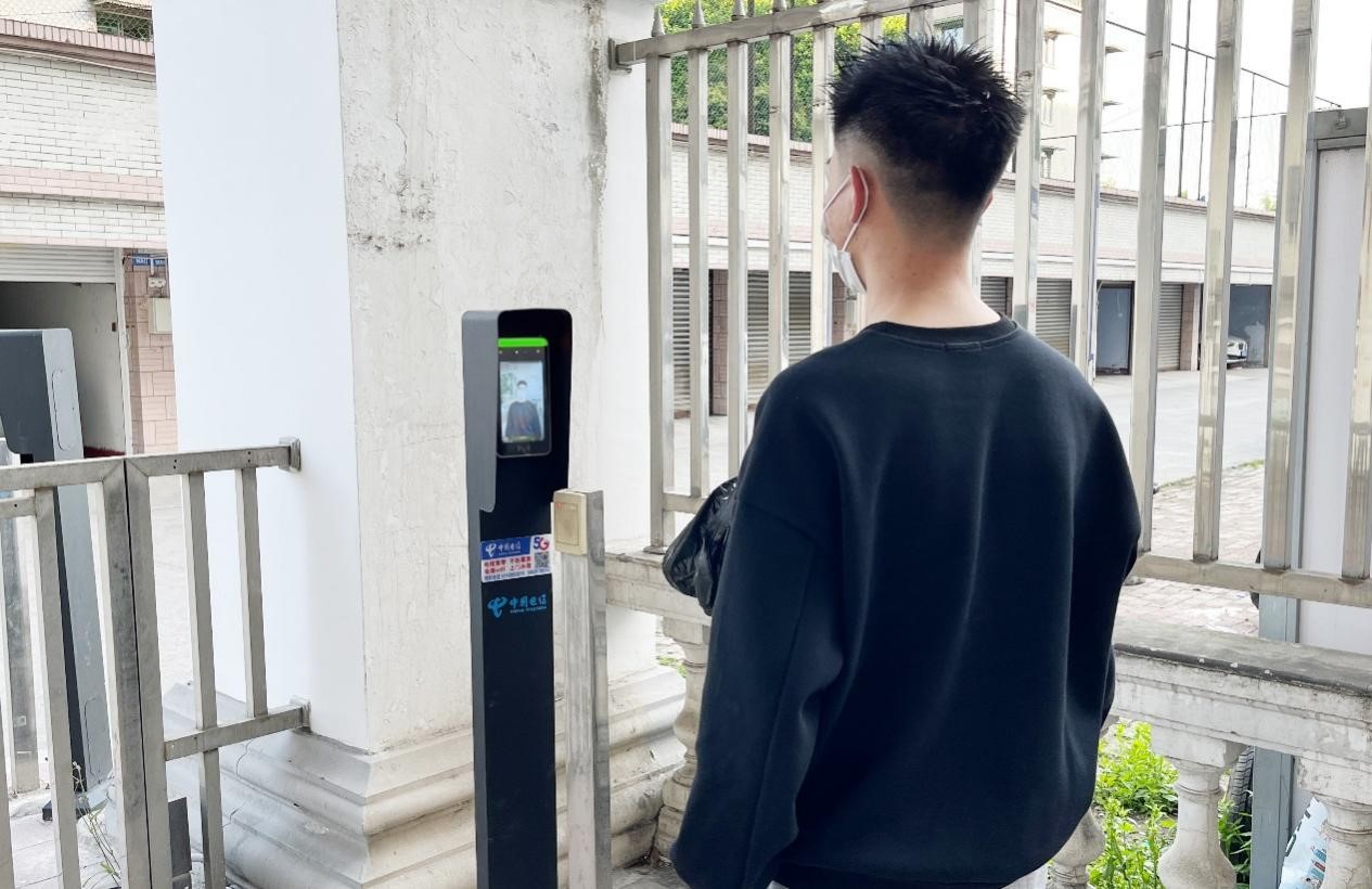 居民通过人脸识别一体机扫脸通行 受访者供图