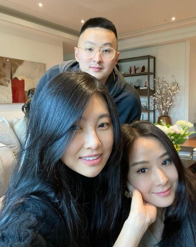 孙芸芸姐姐晒儿子高中毕业照儿子帅气阳光不受妈妈离婚影响