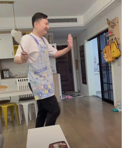 笑不活了！“王心凌男孩”火了！全网中年男人集体跳《爱你》！为支持偶像翻红竟狂买股票...休闲区蓝鸢梦想 - Www.slyday.coM