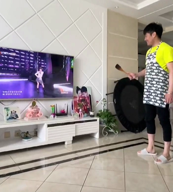 笑不活了！“王心凌男孩”火了！全网中年男人集体跳《爱你》！为支持偶像翻红竟狂买股票...休闲区蓝鸢梦想 - Www.slyday.coM