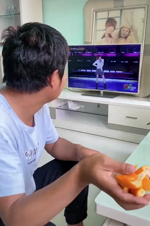 笑不活了！“王心凌男孩”火了！全网中年男人集体跳《爱你》！为支持偶像翻红竟狂买股票...休闲区蓝鸢梦想 - Www.slyday.coM