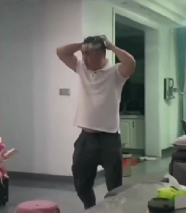 笑不活了！“王心凌男孩”火了！全网中年男人集体跳《爱你》！为支持偶像翻红竟狂买股票...休闲区蓝鸢梦想 - Www.slyday.coM