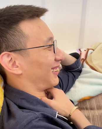 笑不活了！“王心凌男孩”火了！全网中年男人集体跳《爱你》！为支持偶像翻红竟狂买股票...休闲区蓝鸢梦想 - Www.slyday.coM