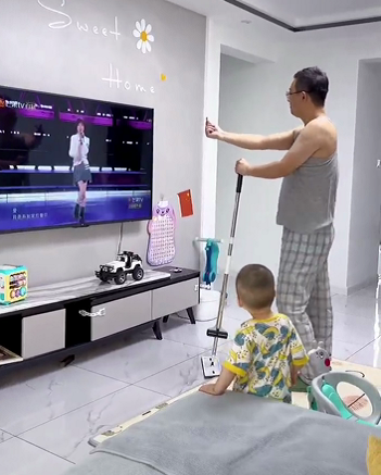 笑不活了！“王心凌男孩”火了！全网中年男人集体跳《爱你》！为支持偶像翻红竟狂买股票...休闲区蓝鸢梦想 - Www.slyday.coM