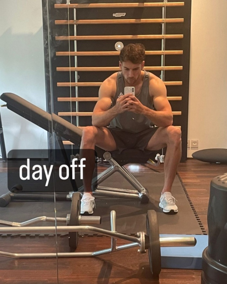 照片里格雷茨卡肌肉惊人,乍一看有点像"美国队长".