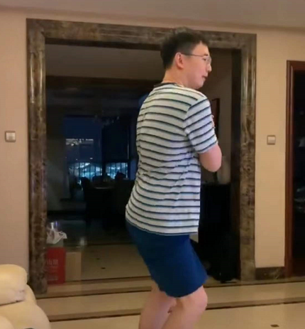 笑不活了！“王心凌男孩”火了！全网中年男人集体跳《爱你》！为支持偶像翻红竟狂买股票...休闲区蓝鸢梦想 - Www.slyday.coM