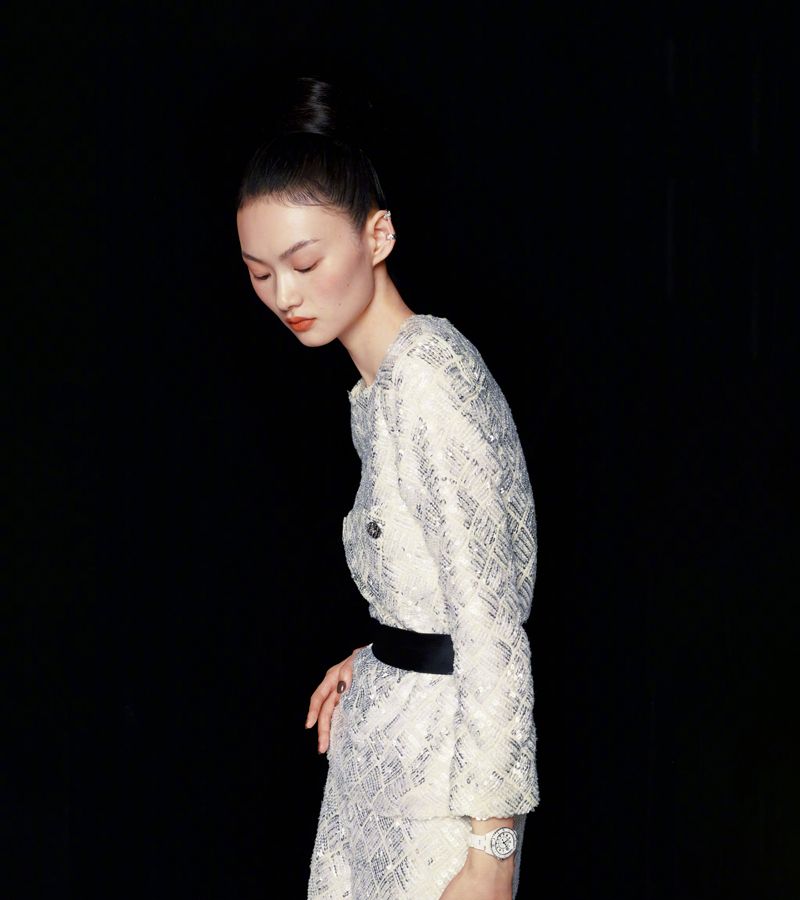 可塑性强!超模贺聪拍时尚唯美大片,针织开衫可以炫腹,身材绝了休闲区蓝鸢梦想 - Www.slyday.coM