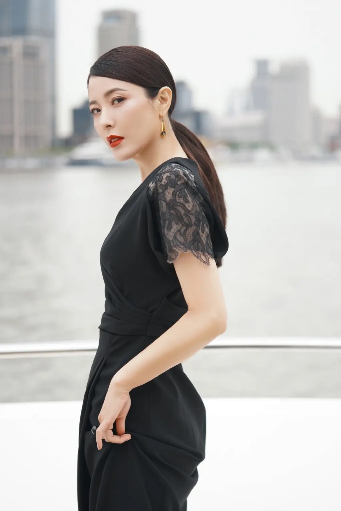 中戏校花曾黎太飒了黑色礼服美出国际范颜值才是王道